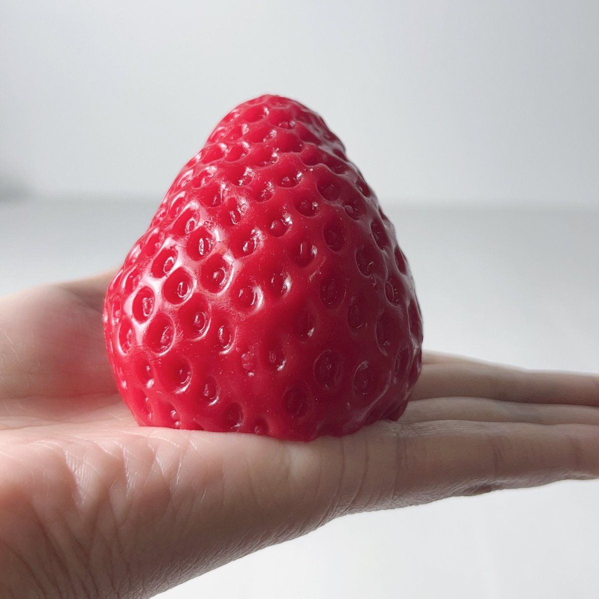 Squishy de taba hecho a mano con diseño de fresa